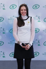 Julia Peregudova. Casting von Missis Belarus 2014 (Looks: schwarze Strumpfhose, , schwarz-weißes Mini Kleid)