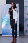 Casting von Missis Belarus 2014 (Looks: braune Stiefel, blaue Jeans, schwarzes Top, weißer Blazer)