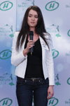 Casting von Missis Belarus 2014 (Looks: schwarzes Top, weißer Blazer, blaue Jeans)