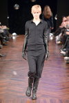 Desfile de A Friend by A.F. Vandevorst — Copenhagen Fashion Week AW14/15 (looks: , mono negro, botas negras, guantes largos negros)