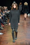 Desfile de A Friend by A.F. Vandevorst — Copenhagen Fashion Week AW14/15 (looks: botas negras, vestido negro)