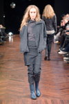 Desfile de A Friend by A.F. Vandevorst — Copenhagen Fashion Week AW14/15 (looks: pantalón gris, chaqueta gris)