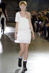 Desfile de Anne Sofie Madsen — Copenhagen Fashion Week AW14/15 (looks: calcetines blancos, vestido blanco)