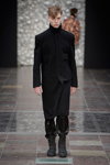 Показ Asger Juel Larsen — Copenhagen Fashion Week AW14/15 (наряды и образы: чёрное пальто, чёрные брюки)