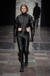 Показ Asger Juel Larsen — Copenhagen Fashion Week AW14/15 (наряды и образы: чёрная куртка, чёрные брюки)