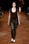 Pokaz AYNICPH — Copenhagen Fashion Week AW14/15 (ubrania i obraz: spodnie czarne, półbuty czarne, top bury)