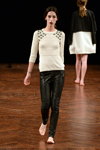 Modenschau von AYNICPH — Copenhagen Fashion Week AW14/15 (Looks: weißer Pullover, schwarze Hose)