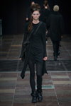 Показ BARBARA I GONGINI — Copenhagen Fashion Week AW14/15 (наряды и образы: чёрное платье, чёрные колготки, чёрная сумка)