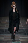 Desfile de BARBARA I GONGINI — Copenhagen Fashion Week AW14/15 (looks: calcetines largos negros, vestido negro, abrigo negro)