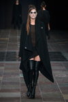 Desfile de BARBARA I GONGINI — Copenhagen Fashion Week AW14/15 (looks: abrigo negro, botas negras, vestido negro)