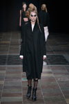 Показ BARBARA I GONGINI — Copenhagen Fashion Week AW14/15 (наряды и образы: чёрное пальто миди, чёрные гольфы)