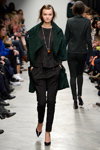 Показ Baum und Pferdgarten — Copenhagen Fashion Week AW14/15 (наряды и образы: зеленое пальто, чёрные туфли)
