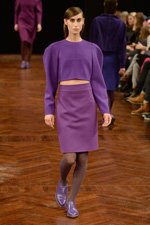 Показ bettina bakdal — Copenhagen Fashion Week AW14/15 (наряды и образы: фиолетовый костюм, фиолетовые туфли, коричневые колготки)