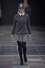 Desfile de BIBI CHEMNITZ — Copenhagen Fashion Week AW14/15 (looks: jersey gris, falda gris corta, gorra de béisbol gris, calcetines altos negros, zapatos de tacón negros)