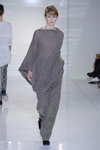 Modenschau von Bitte Kai Rand — Copenhagen Fashion Week AW14/15 (Looks: grauer Pullover, graue Hose, schwarze Pumps)