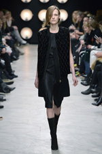 Desfile de Bruuns Bazaar — Copenhagen Fashion Week AW14/15 (looks: botas negras, chaleco negro, vestido negro)