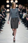 Desfile de Bruuns Bazaar — Copenhagen Fashion Week AW14/15 (looks: jersey gris, falda gris, zapatos de tacón negros)