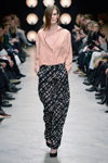 Показ Bruuns Bazaar — Copenhagen Fashion Week AW14/15 (наряди й образи: рожева блуза, чорні брюки, чорні туфлі)