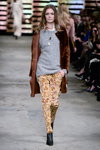 Desfile de By Malene Birger — Copenhagen Fashion Week AW14/15 (looks: jersey gris, abrigo marrón, pantalón con flores arena)