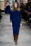 Modenschau von By Malene Birger — Copenhagen Fashion Week AW14/15 (Looks: blaues Kleid, braune Stiefel)
