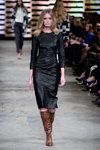 Desfile de By Malene Birger — Copenhagen Fashion Week AW14/15 (looks: vestido negro, botas marrónes)
