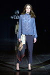 Показ By Ti Mo — Copenhagen Fashion Week AW14/15 (наряди й образи: блакитна блуза, сіні брюки, сіні туфлі)
