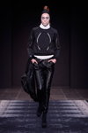 Modenschau von David Andersen — Copenhagen Fashion Week AW14/15 (Looks: schwarzer Pullover, schwarze Hose)