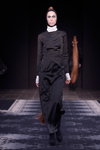 Desfile de David Andersen — Copenhagen Fashion Week AW14/15 (looks: vestido negro)
