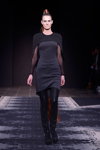 Modenschau von David Andersen — Copenhagen Fashion Week AW14/15 (Looks: schwarzes Mini Kleid, schwarze Hose)