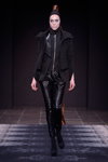 Desfile de David Andersen — Copenhagen Fashion Week AW14/15 (looks: pantalón negro, americana negra)