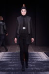 Desfile de David Andersen — Copenhagen Fashion Week AW14/15 (looks: pantalón negro, americana negra)