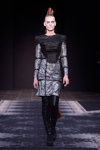 Desfile de David Andersen — Copenhagen Fashion Week AW14/15 (looks: vestido gris)
