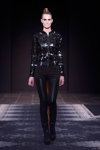 Desfile de David Andersen — Copenhagen Fashion Week AW14/15 (looks: chaqueta con cremallera negra, pantalón negro)