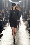 Desfile de Designers Remix — Copenhagen Fashion Week AW14/15 (looks: vestido negro corto)