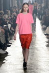 Pokaz Designers Remix — Copenhagen Fashion Week AW14/15 (ubrania i obraz: top różowy, spódnica czerwona)