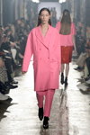 Показ Designers Remix — Copenhagen Fashion Week AW14/15 (наряды и образы: розовое пальто, розовые брюки)
