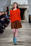 Показ Edith&Ella — Copenhagen Fashion Week AW14/15 (наряды и образы: красный джемпер, коричневое платье, бирюзовые полусапоги)