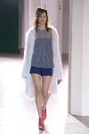 Desfile de EST. 1995 Benedikte Utzon Wardrobe — Copenhagen Fashion Week AW14/15 (looks: cárdigan blanco, short azul)
