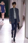 Desfile de EST. 1995 Benedikte Utzon Wardrobe — Copenhagen Fashion Week AW14/15 (looks: americana gris, top gris, pantalón azul)