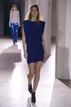 Desfile de EST. 1995 Benedikte Utzon Wardrobe — Copenhagen Fashion Week AW14/15 (looks: vestido azul corto)
