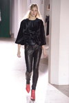Показ EST. 1995 Benedikte Utzon Wardrobe — Copenhagen Fashion Week AW14/15 (наряды и образы: чёрные брюки, туфли цвета фуксии, чёрный жакет)