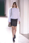 Паказ EST. 1995 Benedikte Utzon Wardrobe — Copenhagen Fashion Week AW14/15 (нарады і вобразы: белы джэмпер, чорная спадніца міні, чорныя туфлі, шэрая сумка)
