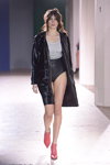 Desfile de EST. 1995 Benedikte Utzon Wardrobe — Copenhagen Fashion Week AW14/15 (looks: short negro, zapatos de tacón fucsias, top blanco, abrigo negro)