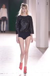 Показ EST. 1995 Benedikte Utzon Wardrobe — Copenhagen Fashion Week AW14/15 (наряды и образы: чёрные шорты, туфли цвета фуксии)