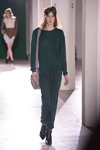 Показ EST. 1995 Benedikte Utzon Wardrobe — Copenhagen Fashion Week AW14/15 (наряды и образы: комбинезон цвета морской волны, серая сумка, чёрные туфли)