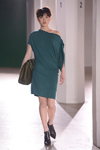 Modenschau von EST. 1995 Benedikte Utzon Wardrobe — Copenhagen Fashion Week AW14/15 (Looks: aquamarines Kleid, schwarze Pumps)