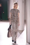 Показ EST. 1995 Benedikte Utzon Wardrobe — Copenhagen Fashion Week AW14/15 (наряды и образы: меховый серый комбинезон, чёрный топ, леопардовая сумка)