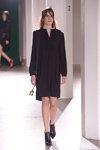Показ EST. 1995 Benedikte Utzon Wardrobe — Copenhagen Fashion Week AW14/15 (наряды и образы: чёрное платье, чёрные туфли)