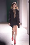 Pokaz EST. 1995 Benedikte Utzon Wardrobe — Copenhagen Fashion Week AW14/15 (ubrania i obraz: top czarny przejrzysty, spódnica mini czarna, kurtka czarna, półbuty w kolorze fuksji)