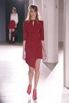 Показ EST. 1995 Benedikte Utzon Wardrobe — Copenhagen Fashion Week AW14/15 (наряды и образы: бордовое платье, туфли цвета фуксии)
